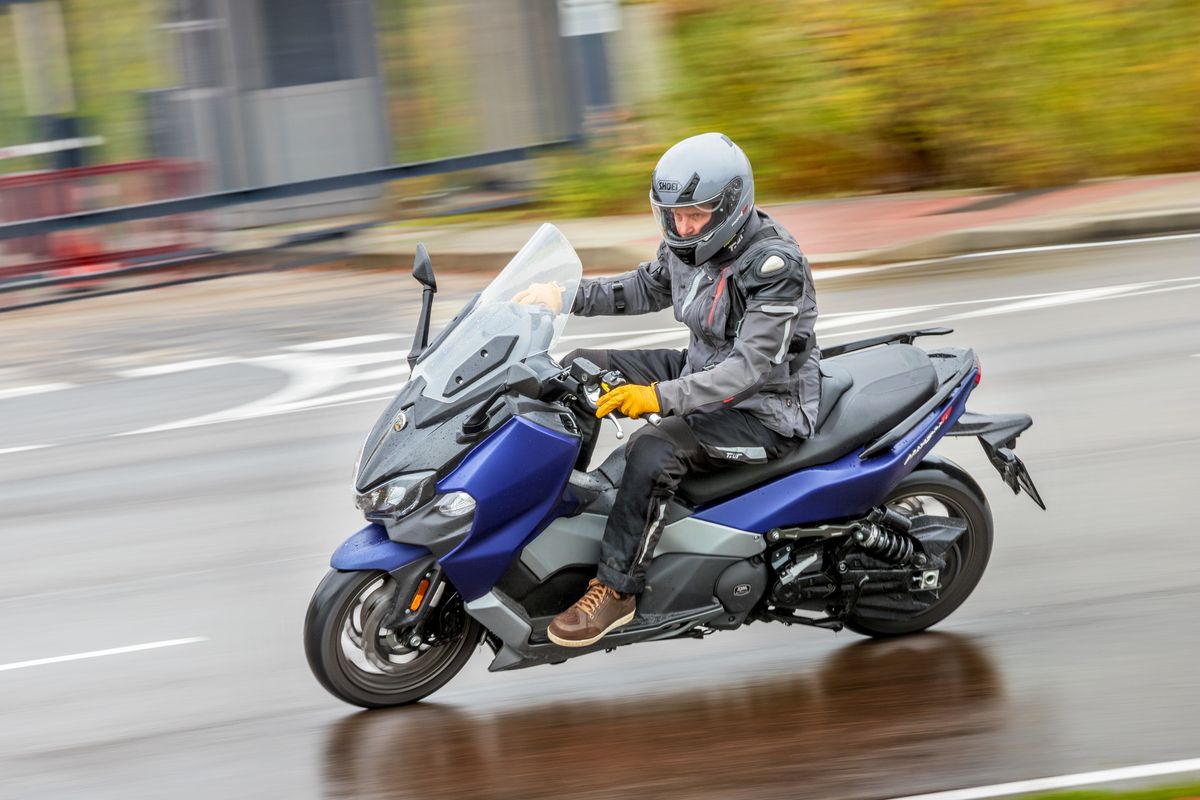 moto en lluvia