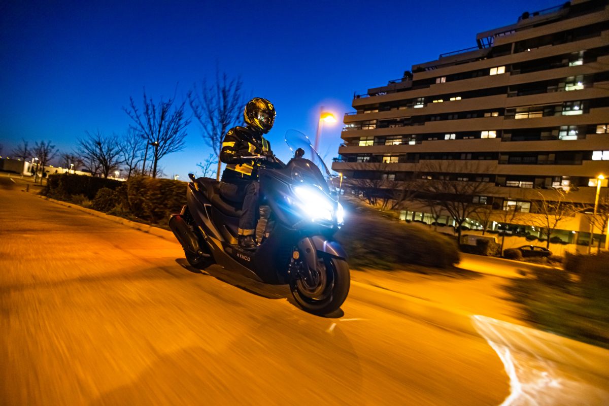 conducir de noche en moto