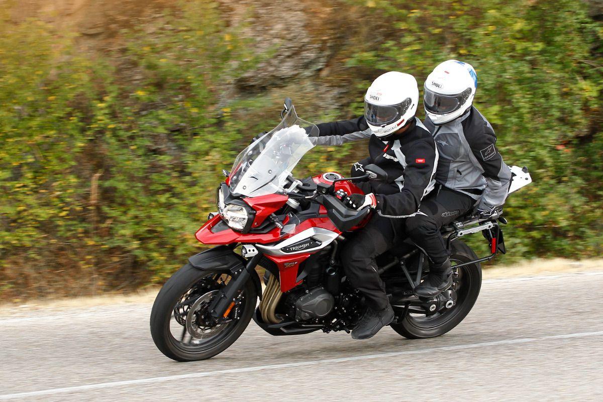 moto en carretera con acompañante