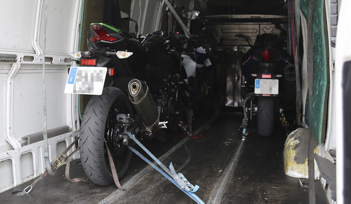 ▷ Cómo transportar tu moto: empresas, legalidad, consejos, furgonetas y remolques